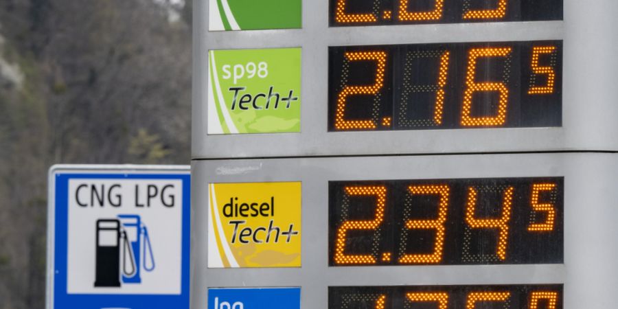Unter anderem höhere Benzinpreise sorgten in der Schweiz im April für einen Inflationsschub. (Archivbild)