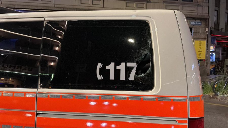 Zuvor wurde ein Polizeiauto mit Flaschen beworfen – dabei gingen auch Scheiben des Autos zu Bruch.