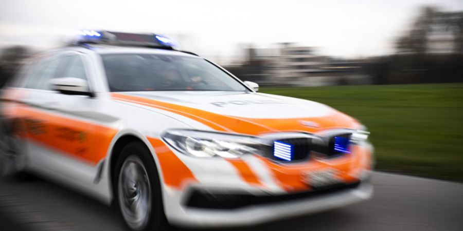 Die Kantonspolizei St. Gallen beteiligte sich von Freitagabend bis Samstagmorgen gemeinsam mit anderen Korps an Verkehrskontrollen auf der Autobahn A13. (Symbolbild)