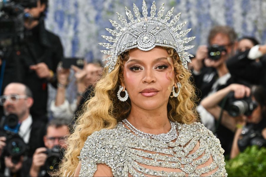 Beyoncé funkelt an der Met Gala mit Kristall-Kopfschmuck und viel Glamour.