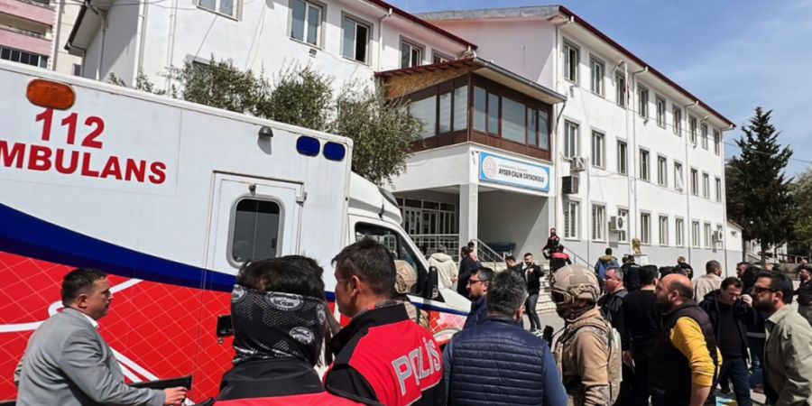 ARCHIV - Türkische Sicherheitskräfte und Rettungskräfte stehen auf dem Hof einer Sekundarschule, auf die ein Angreifer das Feuer eröffnet hat. Foto: IHA/IHA via AP/dpa