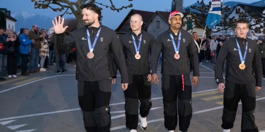 Die Schweizer Bob Olympiamedaillengewinner Michael Vogt, Andreas Haas, Amadou David Ndiaye and Mario Aeberhard (von links) werden in Wangen SZ empfangen.