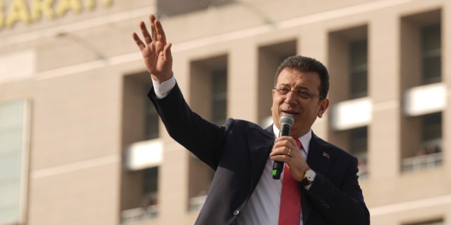 ARCHIV - Istanbuls Bürgermeister Ekrem Imamoglu spricht zu seinen Anhängern vor dem Istanbuler Gerichtsgebäude. Foto: Emrah Gurel/AP/dpa