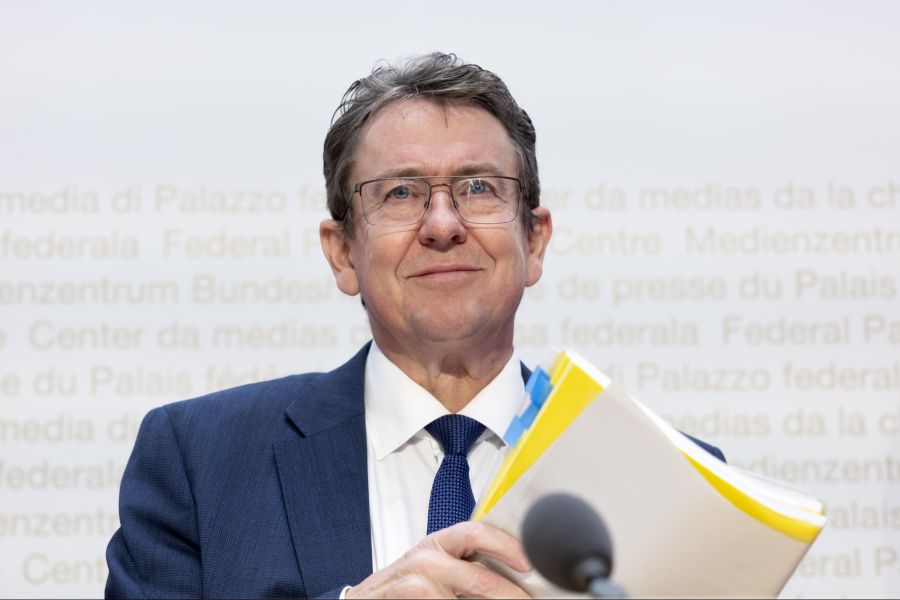 Verkehrsminister Albert Rösti will sowohl die Schiene als auch die Autobahn stärken.