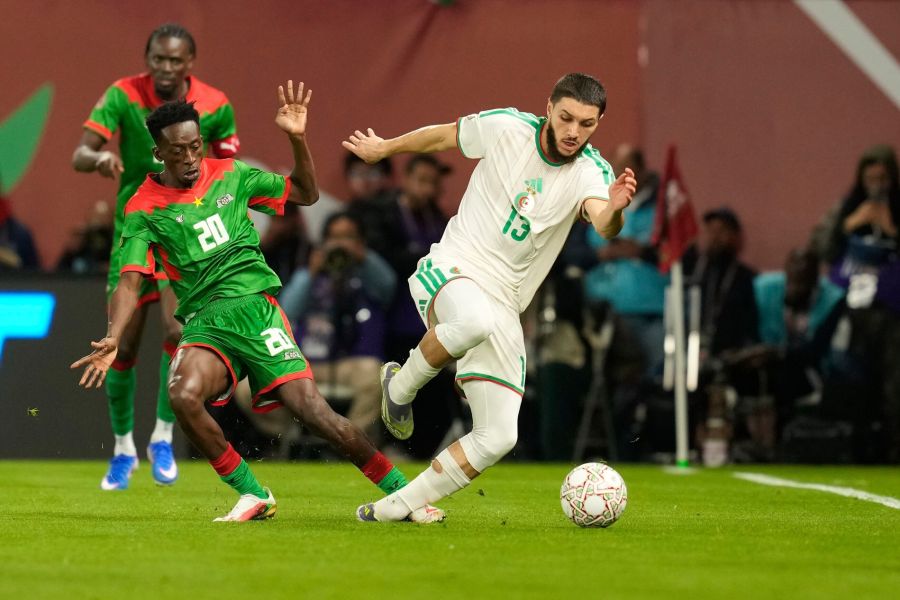 Jaouen Hadjam, der nominelle Stammspieler hinten links, hat sich bei dieser Szene im Afrika Cup verletzt und fällt monatelang aus.