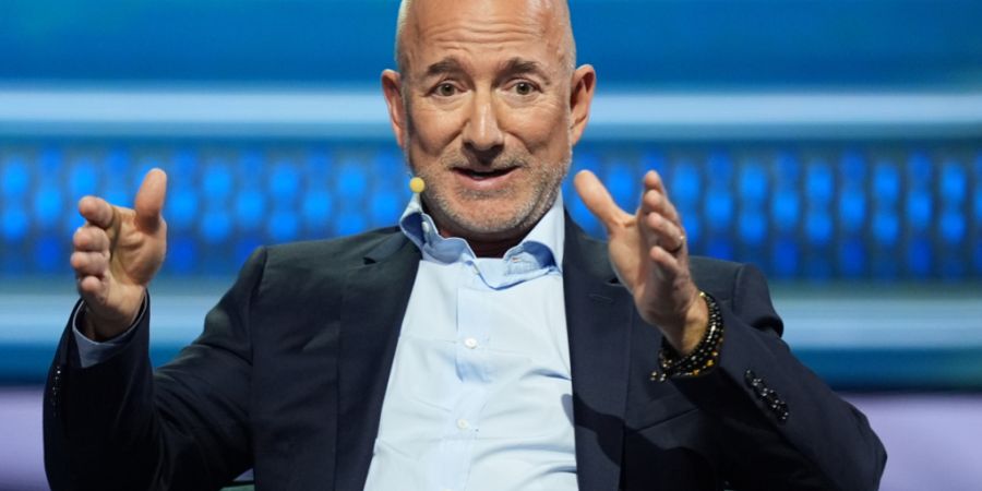 Amazon-Gründer Jeff Bezos geht auf Starlink-Jagd. Amazon baut bereits eine Alternative zu Elon Musks Internet aus dem All auf - jetzt folgt Bezos' Firma Blue Origin mit einem Angebot f...