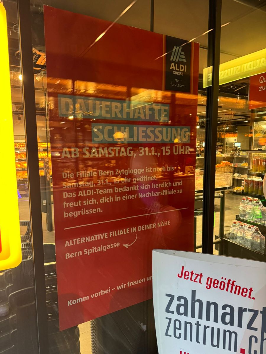 Auch ein grosses Plakat bei der Filiale beim Zytgloggeturm weist auf die Schliessung hin.