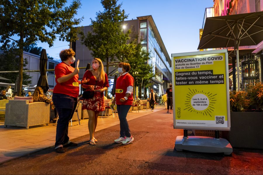Der Bund wird für seine Kommunikation zur Corona-Impfung kritisiert. So sei nie über mögliche Risiken informiert worden.