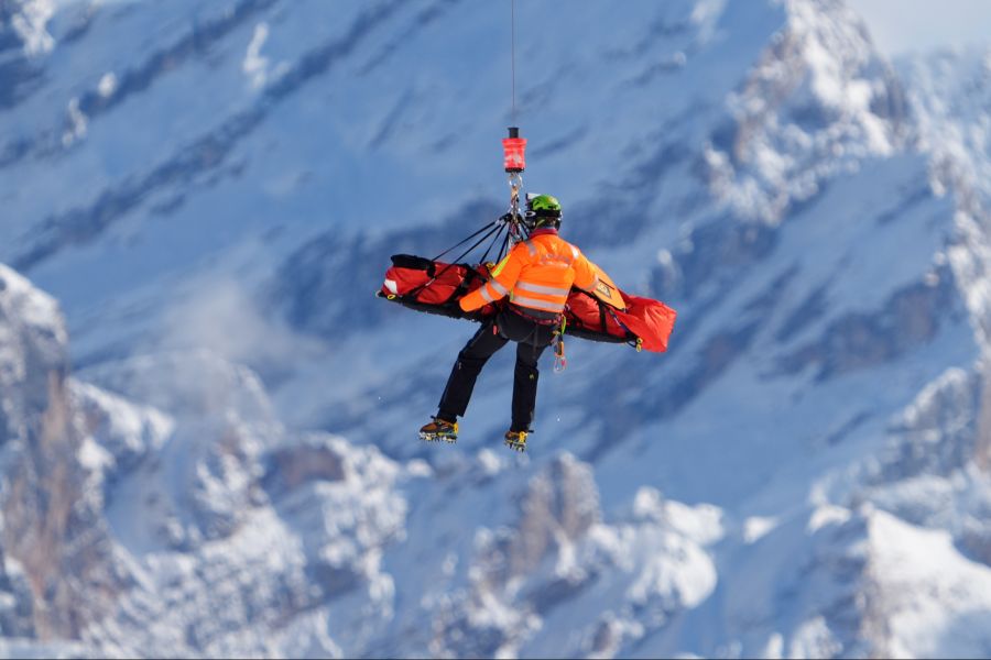 Das Ski-Ass musste umgehend ins nächstgelegene Spital transportiert werden.