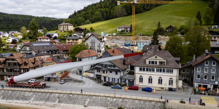 Ein nicht alltägliches Bild: ein Spezialtransport mit riesigen Rotorblättern für einen Windpark zieht im Waadtländer Jura die Blicke auf sich.