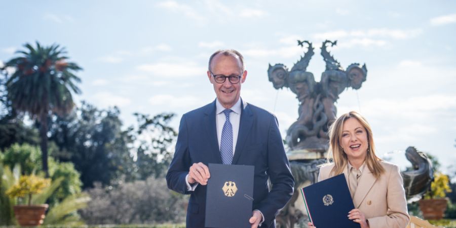Bundeskanzler Friedrich Merz (CDU) nimmt neben Giorgia Meloni, Ministerpräsidentin von Italien, an der Unterzeichnungszeremonie eines Kooperationsabkommens bei den deutsch-italienische...