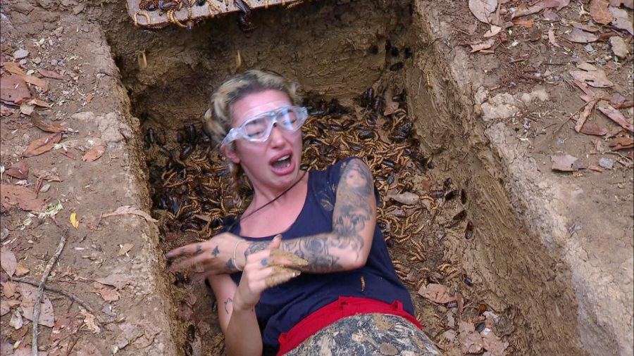 Eigentlich sollte Ariel Stromverbindungen zusammenstecken. Doch, sie scheitert in der Grube an den Mehlwürmern und Kakerlaken.