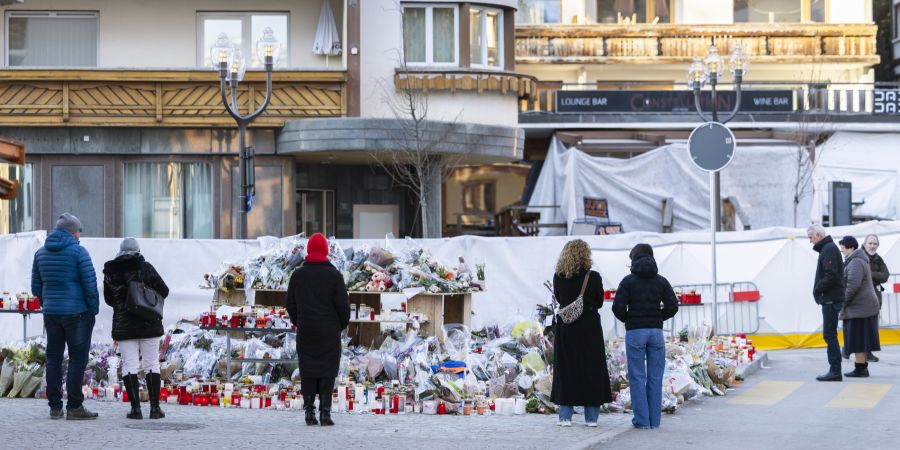 Die Untersuchung zur Brandkatastrophe im Wallis dauert derweil weiter an.