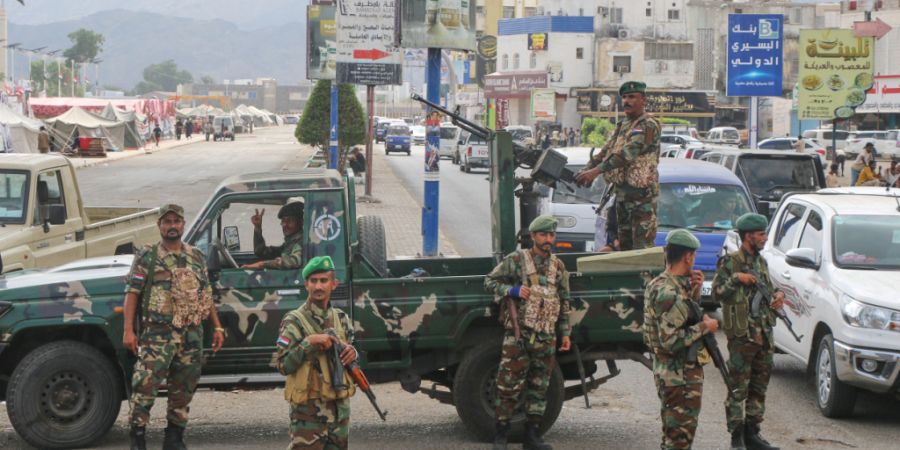 Südjemenitische Soldaten des Südlichen Übergangsrats (STC) stehen an einem Kontrollpunkt in Aden. Foto: -/AP/dpa