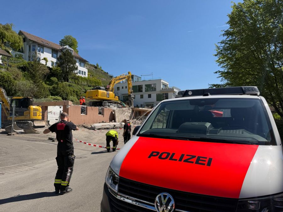 Trotz Reanimationsversuchen verstarb der Arbeiter noch an der Unfallstelle.