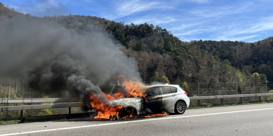 Spektakulärer Anblick beim Vollbrand des Autos auf der A2 im Baselbiet - und wie ein Wunder niemand verletzt.