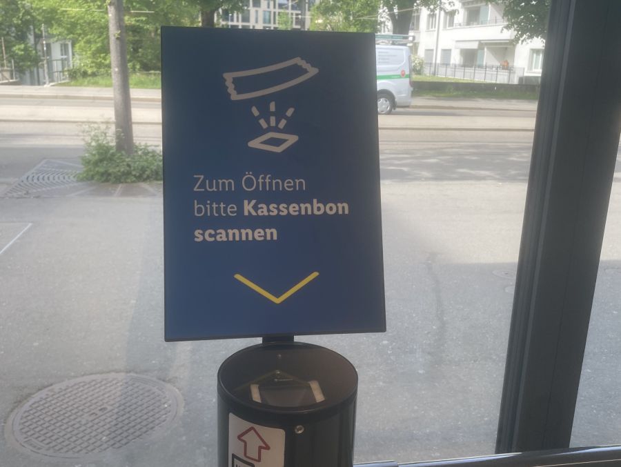 Lidl Schweiz geht einen Schritt weiter: Nach dem Bezahlen am Self-Checkout muss der Kassenbon gescannt werden – sonst bleibt der Ausgang dicht.