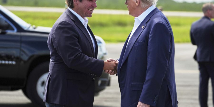 ARCHIV - Floridas Gouverneur Ron DeSentis begrüßt US-Präsident Donald Trump. Foto: Evan Vucci/AP/dpa/Archivbild