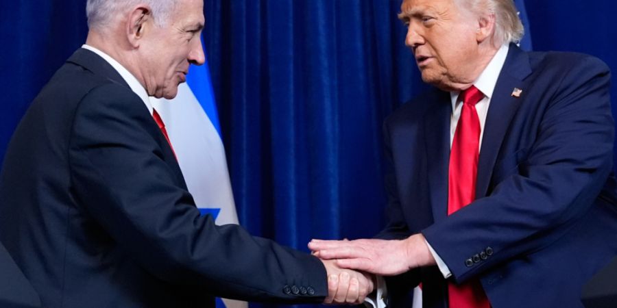 ARCHIV - US-Präsident Donald Trump (r) gibt dem israelischen Ministerpräsidenten Benjamin Netanjahu während einer gemeinsamen Pressekonferenz in Mar-a-Lago die Hand. Foto: Alex Brand...