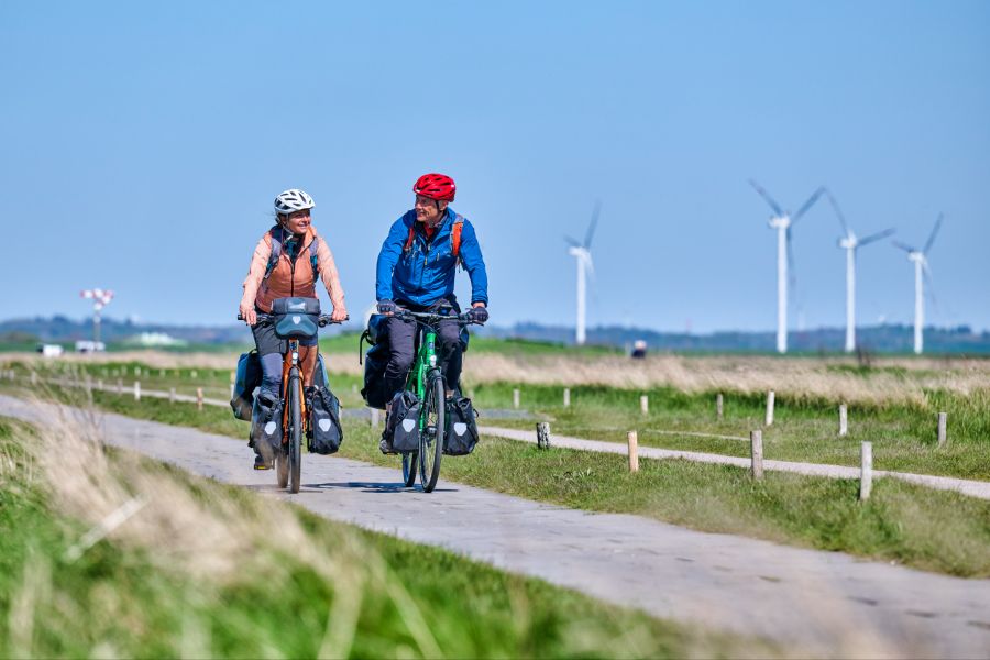 Wenn du kein eigenes Velo dabei hast, bieten viele Orte entlang der Küste Veloverleih mit Tourenvelos und E-Bikes an.