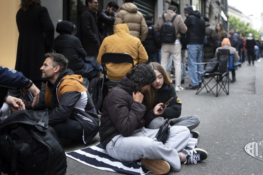 Die Schlange in Zürich war lang. Einige warteten schon seit Freitag vor dem Swatch-Store.