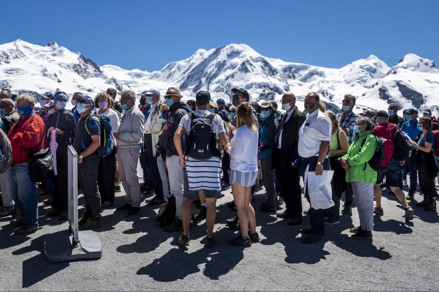 Auch in Zermatt stehen Touristen Schlange – sogar während der Corona-Pandemie.