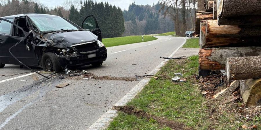 Ein 72-Jähriger nickte in Ettenhausen am Steuer ein und krachte mit seinem Auto in einen Stapel Baumstämme. Seinen Fahrausweis ist er jetzt los.