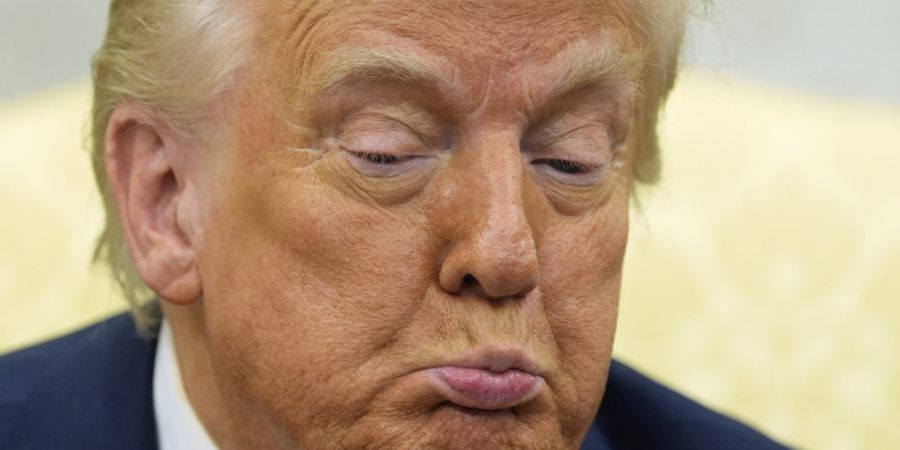 ARCHIV - Präsident Donald Trump beantwortet Fragen von Journalisten, während er sich mit Italiens Ministerpräsidentin Meloni im Oval Office des Weißen Hauses trifft. Foto: Alex Bran...