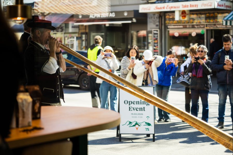 Die Filiale soll der «perfekte Treffpunkt für eine entspannte Pause mit Blick auf die Berge sein». Passend dazu wurde die Eröffnungszeremonie von Alphornklängen begleitet.