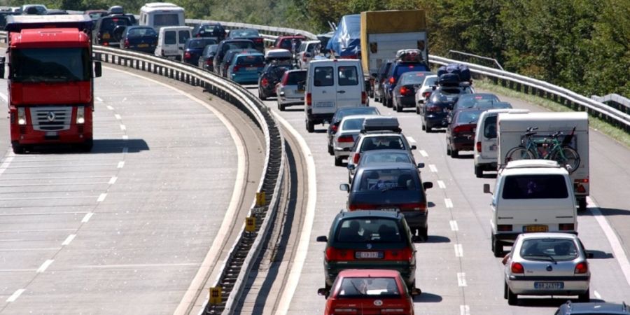 Der Osterverkehr staut sich am Gründonnerstag auf der Autobahn A2 Richtung Süden. (Archivbild)