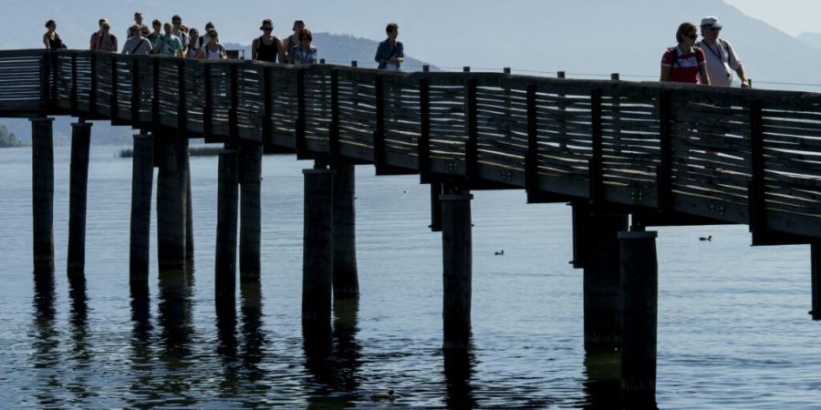 Der Holzsteg in Rapperswil muss saniert werden. Solarpanels und Windräder werden aber keine angebracht, es handelt sich um einen 1. April-Scherz der Stadt Rapperswil-Jona. (Archivbild)
