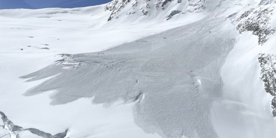 Auch über grössere Distanzen können Personen Lawinen auslösen, teilt das WLS-Institut für Schnee- und Lawinenforschung SLF mit. (Archivbild)