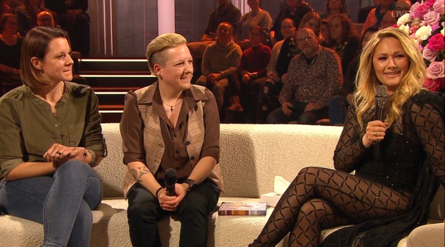 Hinter der Überraschung steckt übrigens Saschas Partnerin Fränzi (ganz links).