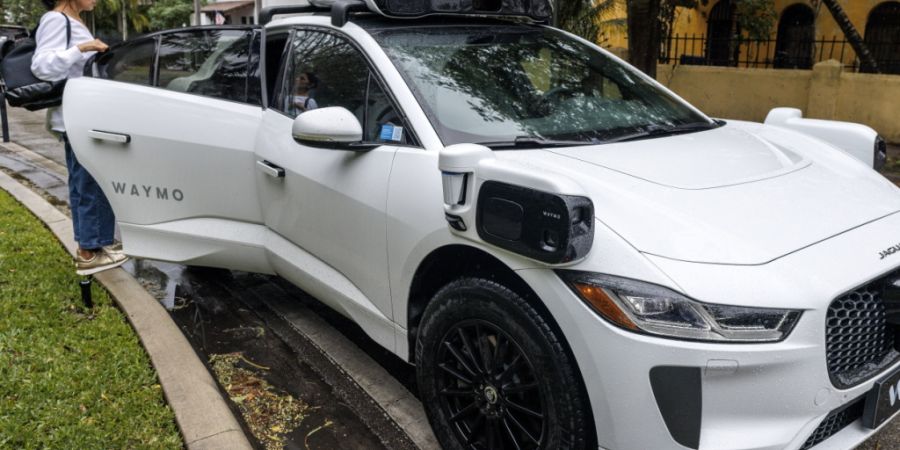 Wenn Passagiere vergessen, die Tür der Robotaxis zu schliessen, beauftragt die Firma Waymo Kurierdienste damit. (Archivbild)