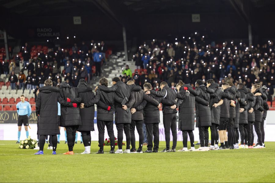 Bewegende Momente im Tourbillon: Vor Beginn des Heimspiels des FC Sion gegen den FC Winterthur findet eine Trauerzeremonie für die Brandopfer von Crans-Montana statt.
