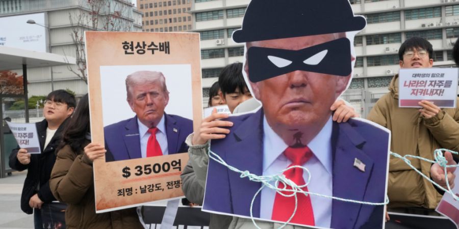 Handelskriege gehören laut den WEF-Experten zu den grössten Gefahren für die Weltwirtschaft - im Bild Proteste in Südkorea gegen die US-Zollpolitik. (Archivbild)
