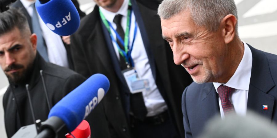 ARCHIV - Der tschechische Ministerpräsident Andrej Babis (r) spricht mit den Medien. Foto: Harry Nakos/AP/dpa/Archivbild
