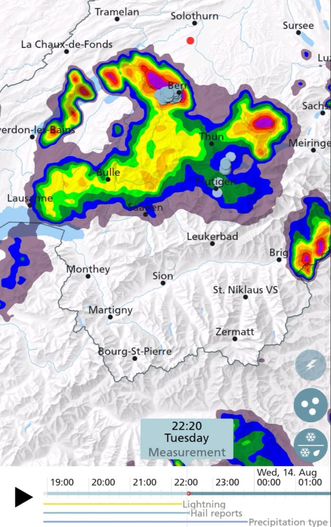 Um 22.20 Uhr zeigt der Radardienst ein Gewitter über Teilen des Berner Oberlandes an.