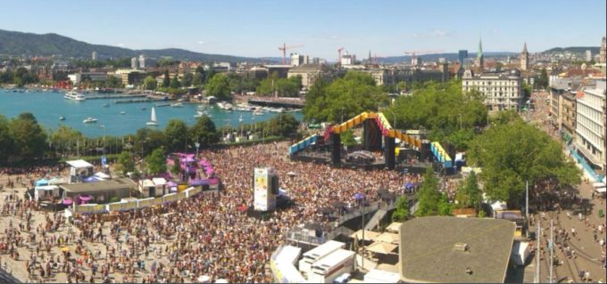 Der Sechseläutenplatz in Zürich füllt sich. Street Parade