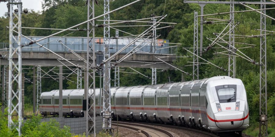 Ab Freitag gesperrt: Auf der Bahnstrecke zwischen Hamburg und Berlin soll vier Monate lang gebaut werden (Archivfoto).