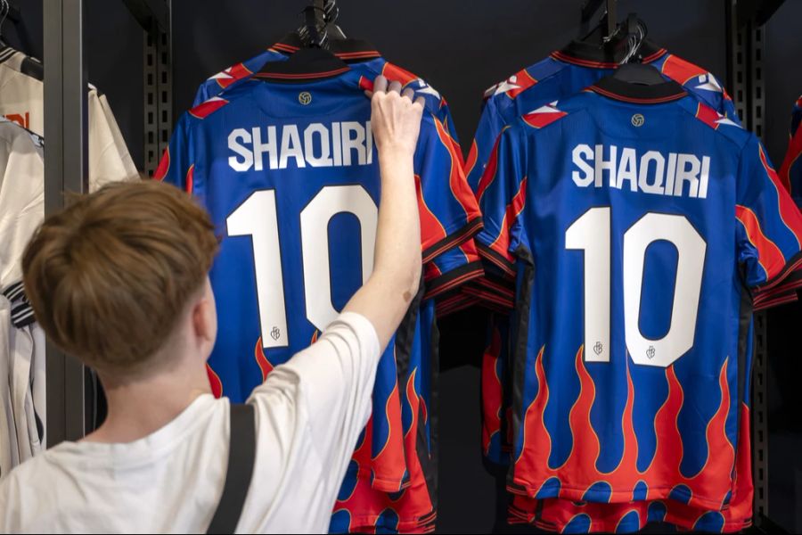 Das Shaqiri-Shirt dürfte bei den Fans des FC Basel zum Verkaufsschlager werden.