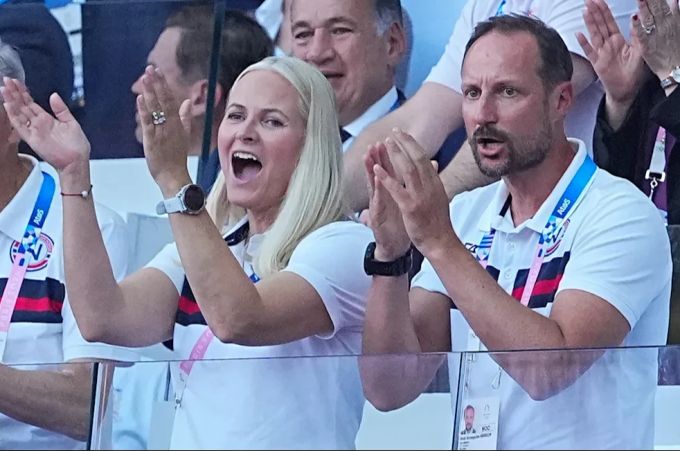 Kronprinzessin Mette-Marit und Gatte Haakon jubeln den Athleten im 5000-Meter-Finale zu. Mette-Marit