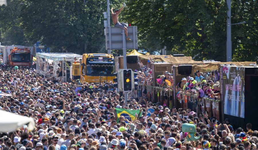 Am Samstag fand in Zürich die Street Parade statt. 920'000 Besucherinnen und Besucher nahmen an der Mega-Party teil.