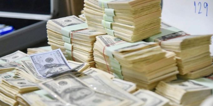 Bündel von gefälschten 100-Dollar-Noten in Thailand. (Symbolbild) geldfälscher