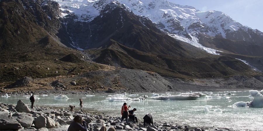 Touristinnen und Touristen besuchen den Gletschersee am Fusse des höchsten Gipfels von Neuseeland, Aoraki/Mount Cook. Der Berg liegt 3,724 über dem Meeresspiegel. (Archivbild)