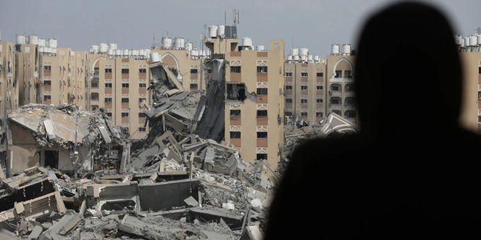 Palästinenser inspizieren die Schäden an den zerstörten Gebäuden in Hamad City nach dem israelischen Angriff auf Chan Junis. Chan Junis