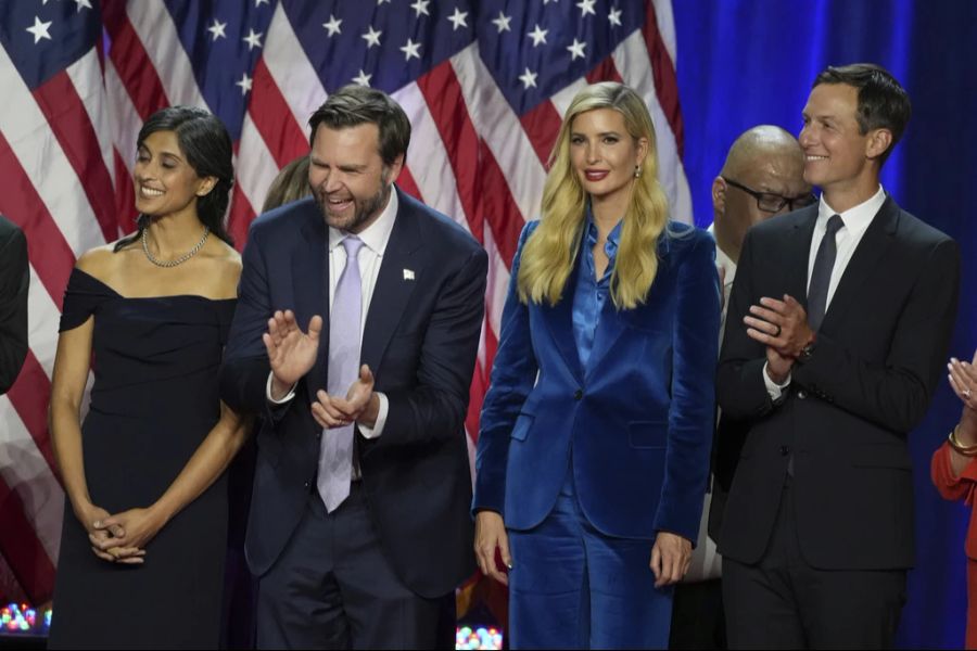 Nach mehrjähriger Pause zeigte sie sich mit Ehemann Jared Kushner (rechts) wieder an der Seite des künftigen US-Präsidenten.