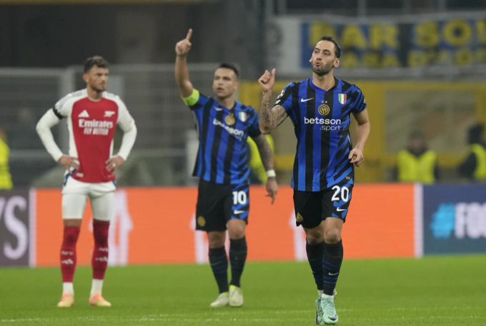 Hakan Calhanoglu bringt Inter Mailand gegen Arsenal per Penalty in Führung. Inter Mailand
