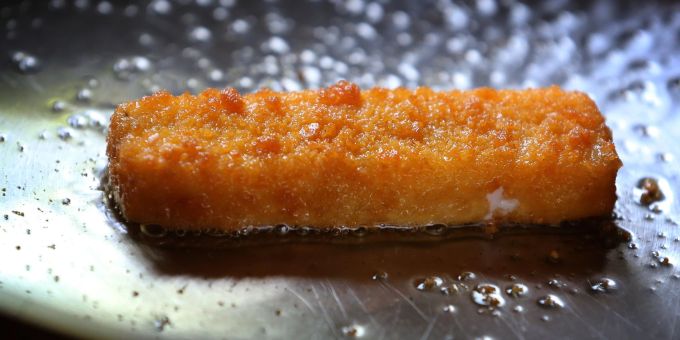 Verbraucher sollten die Fischstäbchen nicht braten oder gar essen. (Archivfoto) Verbraucher sollten die Fischstäbchen nicht braten oder gar essen. (Archivfoto)