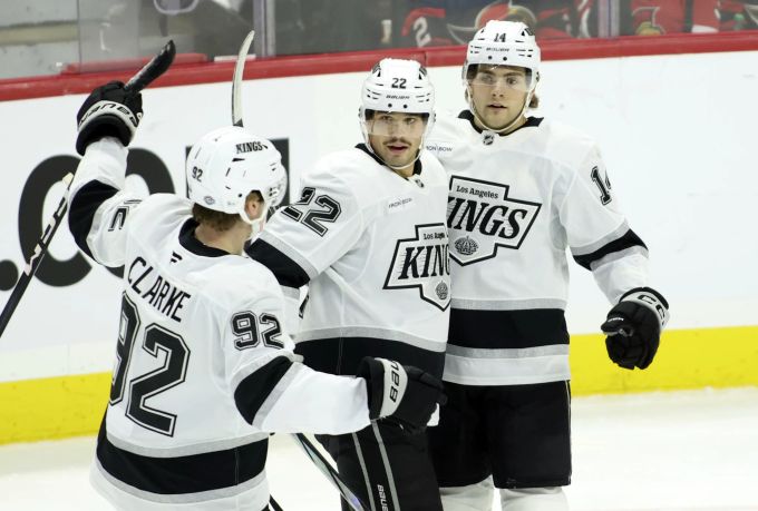 Kevin Fiala (Mitte) im Einsatz für die Los Angeles Kings. Kevin Fiala NHL